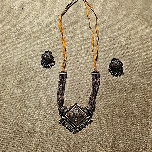 Costume jewelry necklace with matching earrings